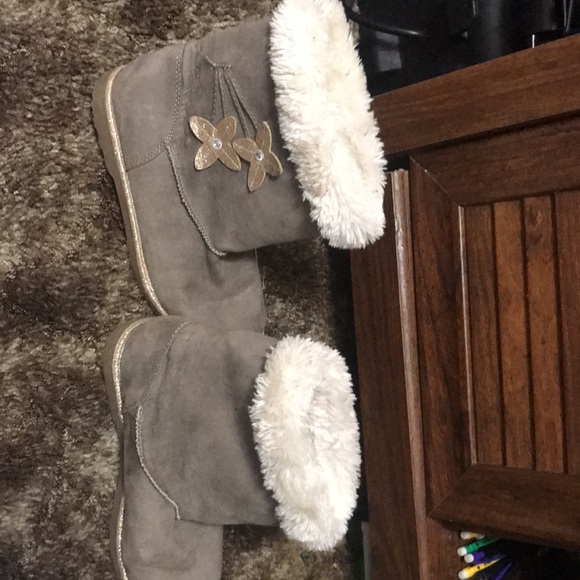 Shoes like new have not worn them much but are used they are like brown and grey - Picture 2 of 5